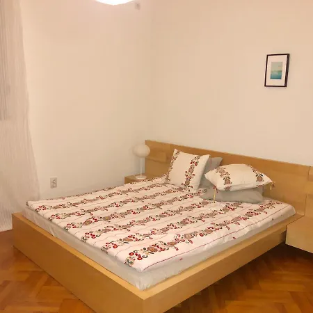 Chic & Central 2 Bedroom *