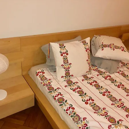 Chic & Central 2 Bedroom Apartment *