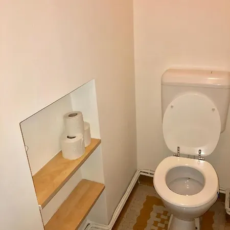 Chic & Central 2 Bedroom Apartment *