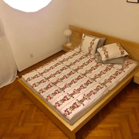 Chic & Central 2 Bedroom Apartment *