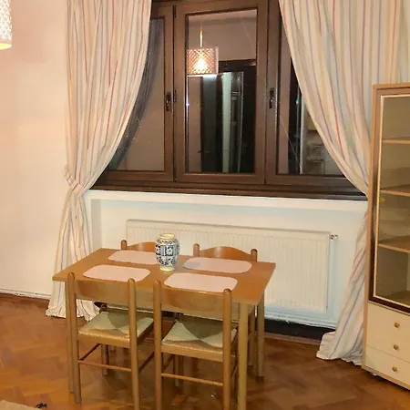 Chic & Central 2 Bedroom Apartment *