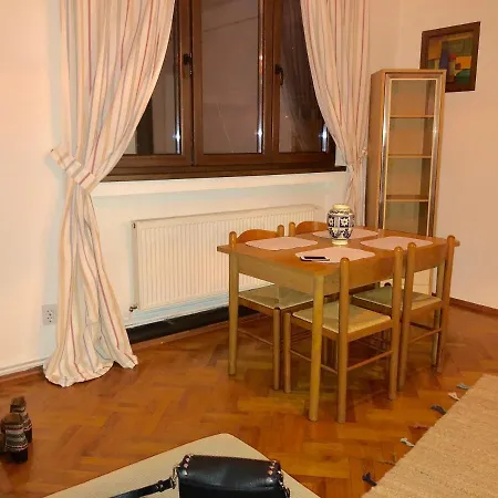 Apartment Chic & Central 2 Bedroom *