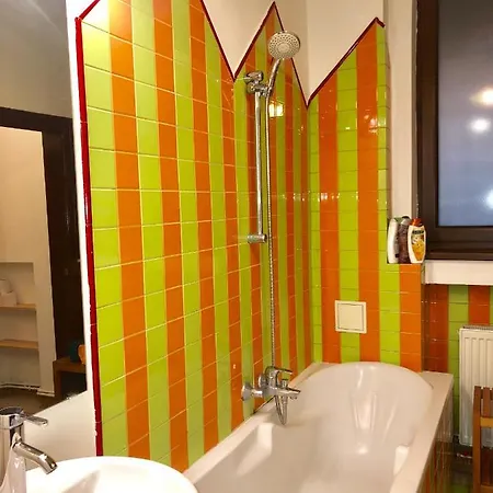 Chic & Central 2 Bedroom *