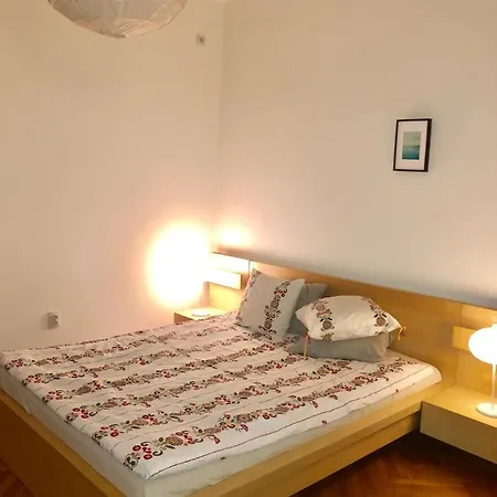 Chic & Central 2 Bedroom *