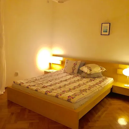 Chic & Central 2 Bedroom